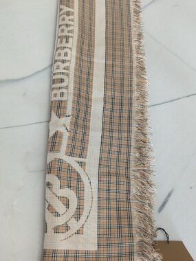 Burberry White and Cream Price Tag Card